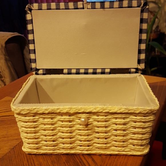 Small Sewing or Accessory Storage. - Picture 3 of 6